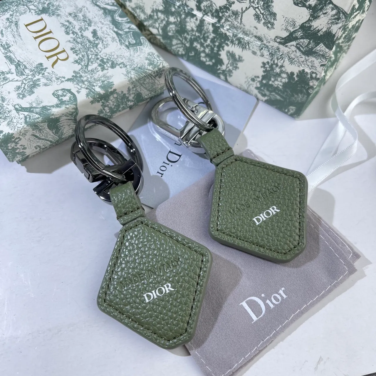 Dior جلد أسود رمادي سلسلة مفاتيح تصميم هندسي D جراب هاتف 11