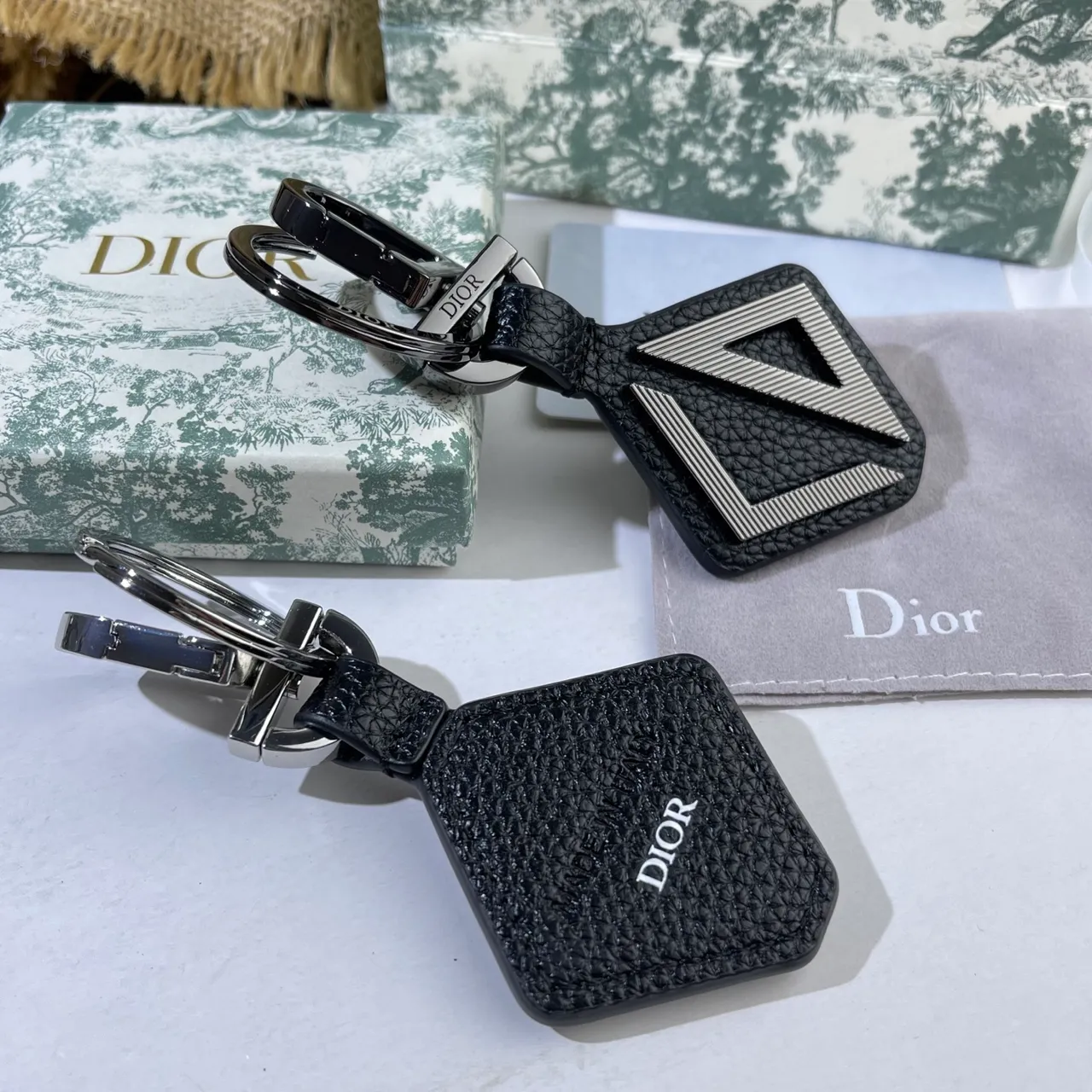 Dior جلد أسود رمادي سلسلة مفاتيح تصميم هندسي D جراب هاتف 12