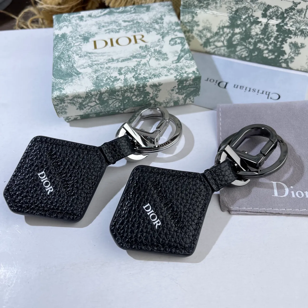 Dior جلد أسود رمادي سلسلة مفاتيح تصميم هندسي D جراب هاتف 14