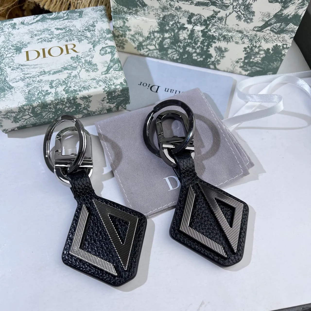 Dior جلد أسود رمادي سلسلة مفاتيح تصميم هندسي D جراب هاتف 15