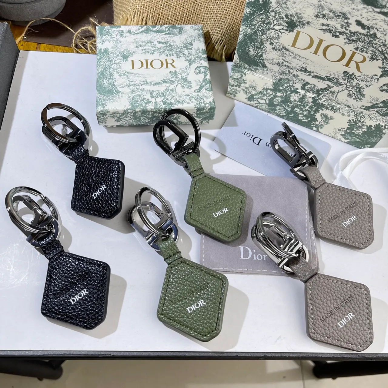 Dior جلد أسود رمادي سلسلة مفاتيح تصميم هندسي D جراب هاتف 16
