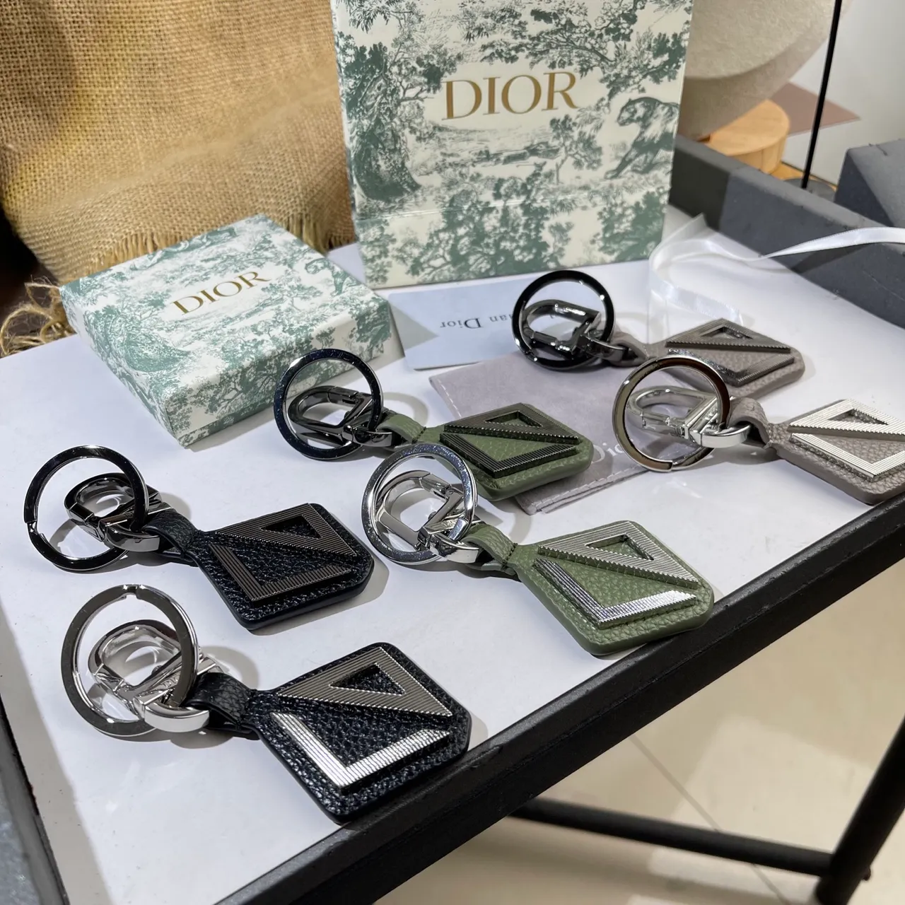 Dior جلد أسود رمادي سلسلة مفاتيح تصميم هندسي D جراب هاتف 17