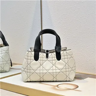 Dior Book Tote 粉色 绗缝钻石缝线 卷边皮革手柄 手提袋 8