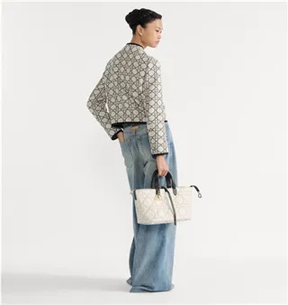 Dior Book Tote 粉色 绗缝钻石缝线 卷边皮革手柄 手提袋 12