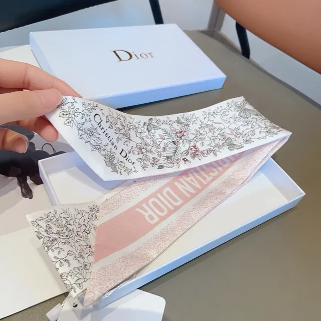 Dior Imprimé Floral Botanique Écharpe en Soie 5