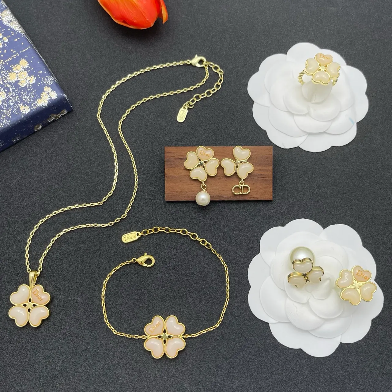 Dior Anel Motivo Floral Quatro Corações Marfim e Ouro 2