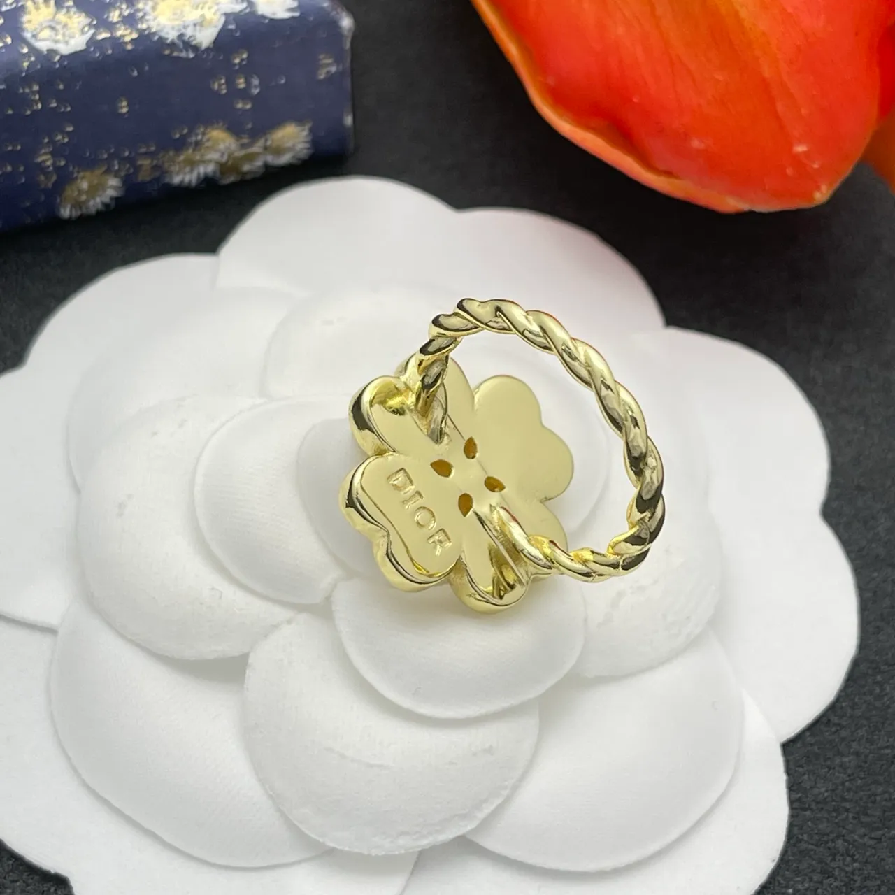 Dior Anel Motivo Floral Quatro Corações Marfim e Ouro 3