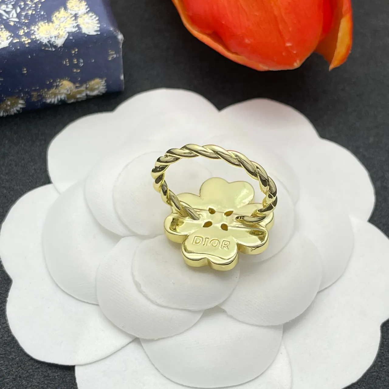 Dior Anel Motivo Floral Quatro Corações Marfim e Ouro 4