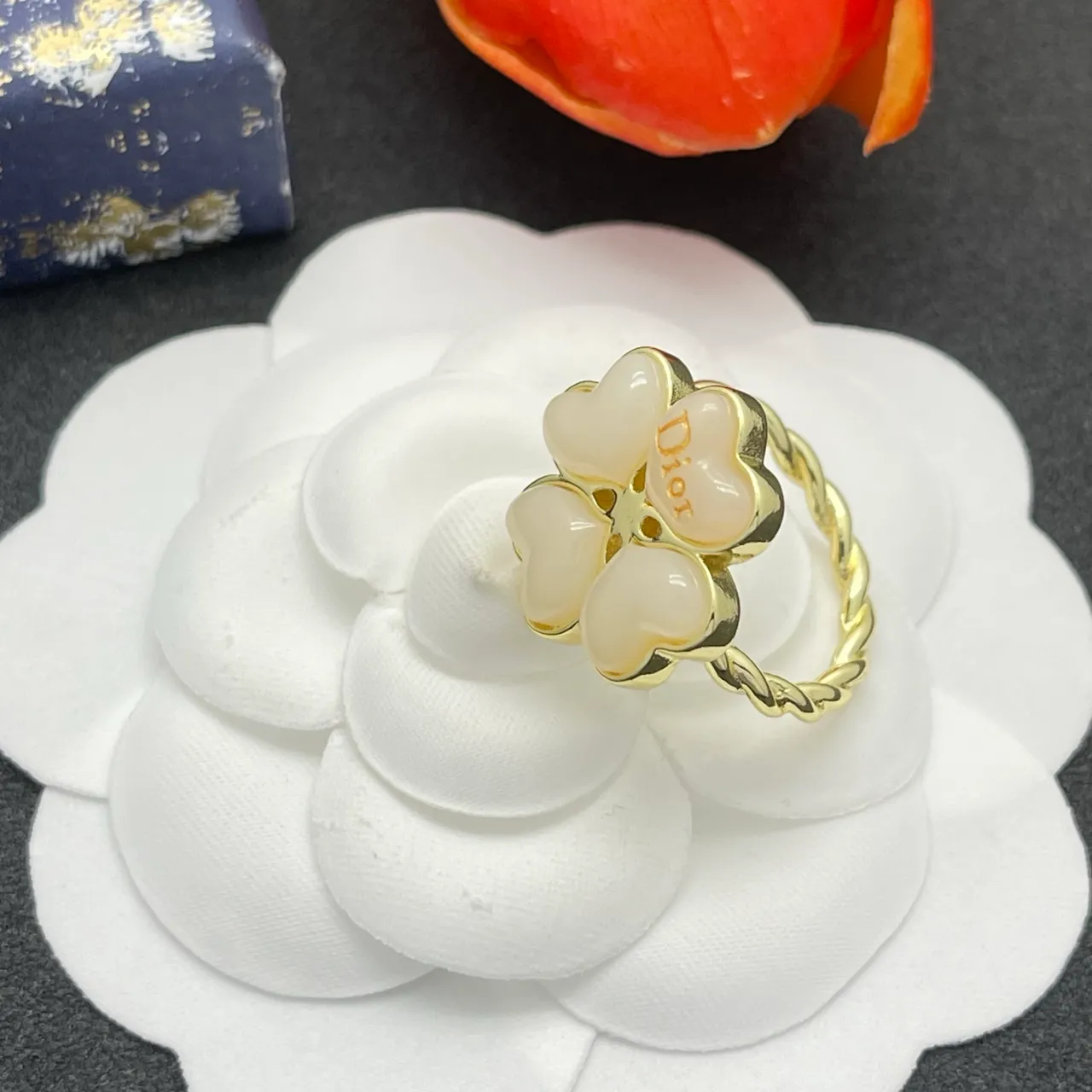 Dior Anel Motivo Floral Quatro Corações Marfim e Ouro 5
