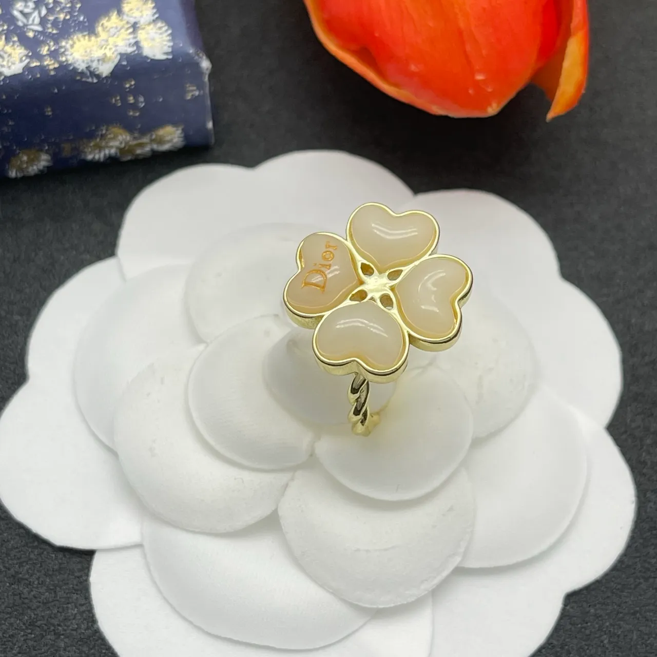 Dior Anel Motivo Floral Quatro Corações Marfim e Ouro 6