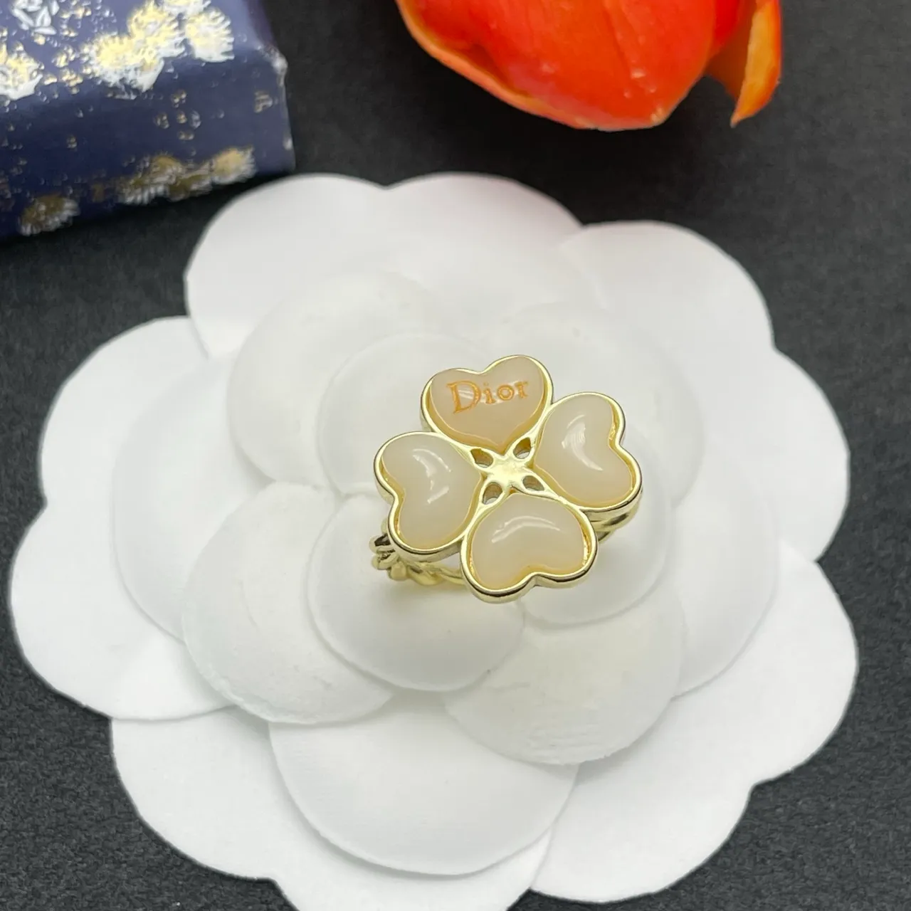 Dior Anel Motivo Floral Quatro Corações Marfim e Ouro 8