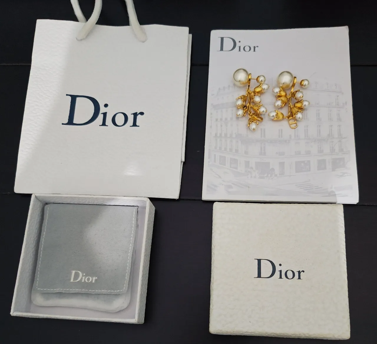 Dior Aretes de perlas florales en tono dorado 2