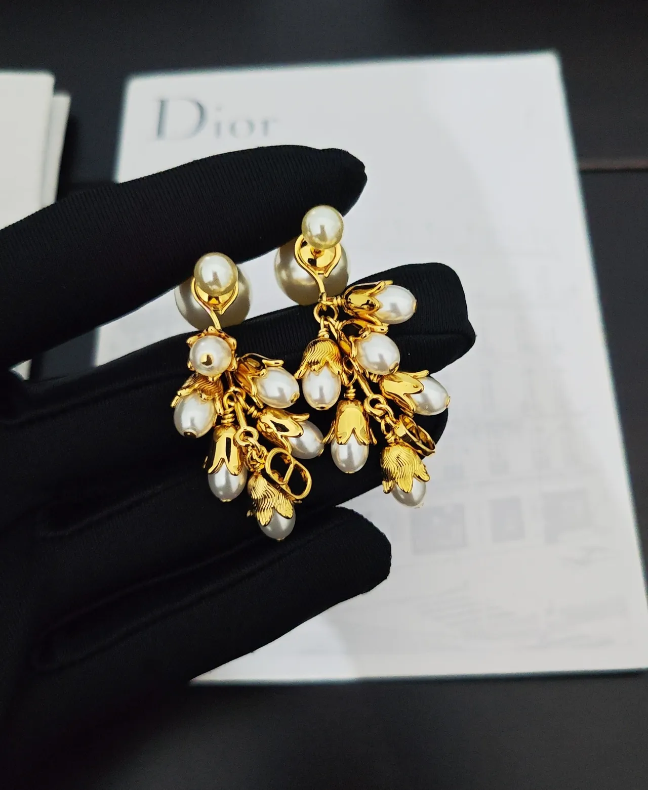 Dior Aretes de perlas florales en tono dorado 3