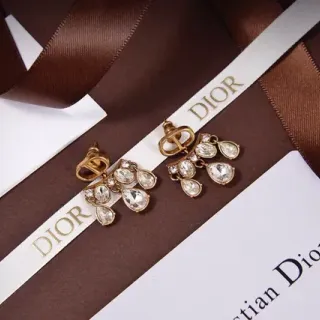 Boucles d'oreilles Dior dorées transparentes chandelier drop cristal embellished