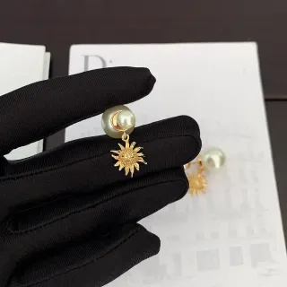 Pendientes de perla cultivada con pendiente sunburst en oro blanco de Dior