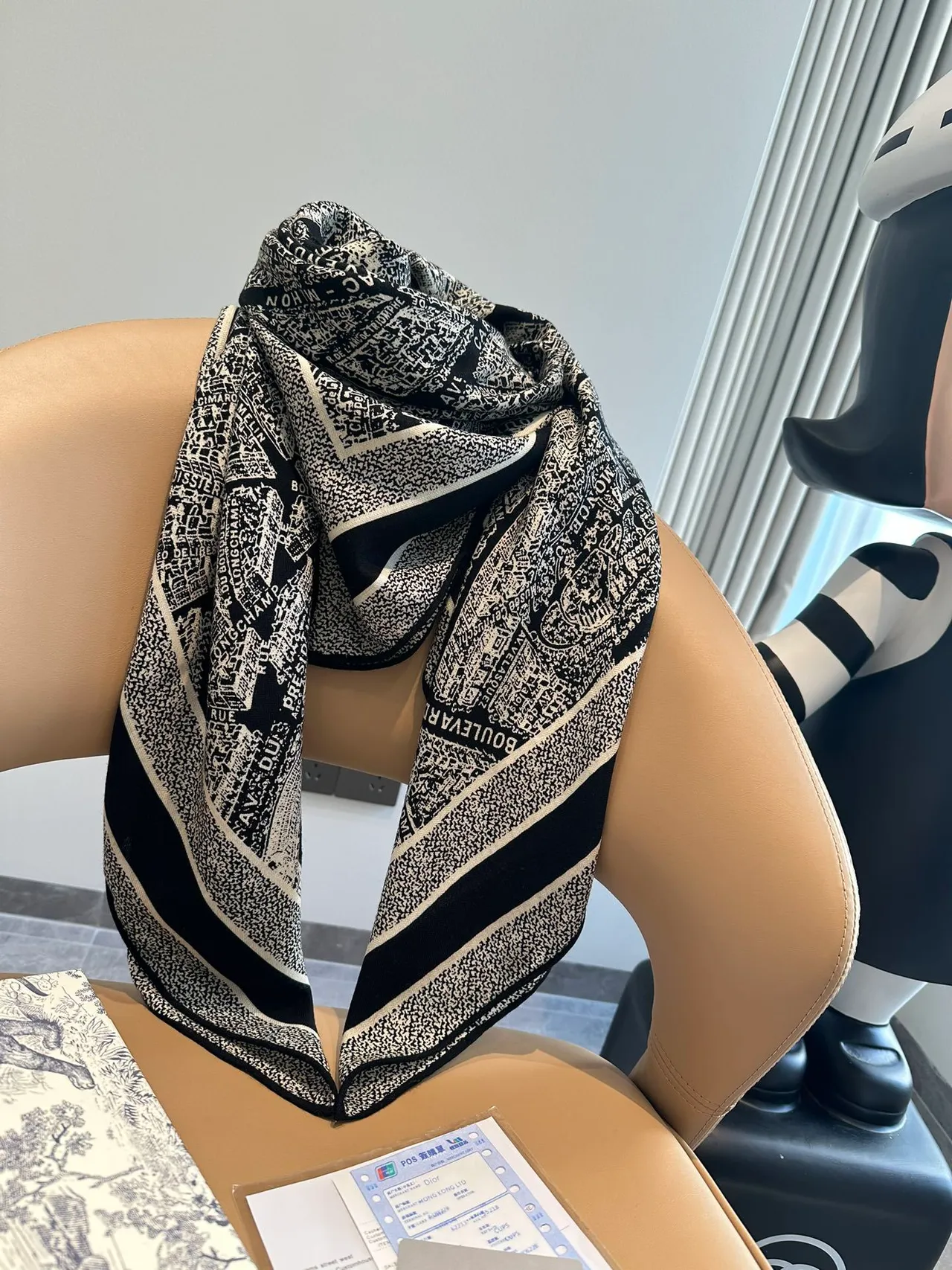 Robe Dior sans manches à col haut en maille côtelée 7