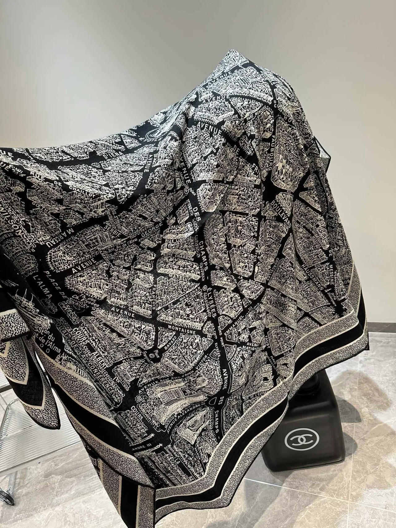 Robe Dior sans manches à col haut en maille côtelée 8