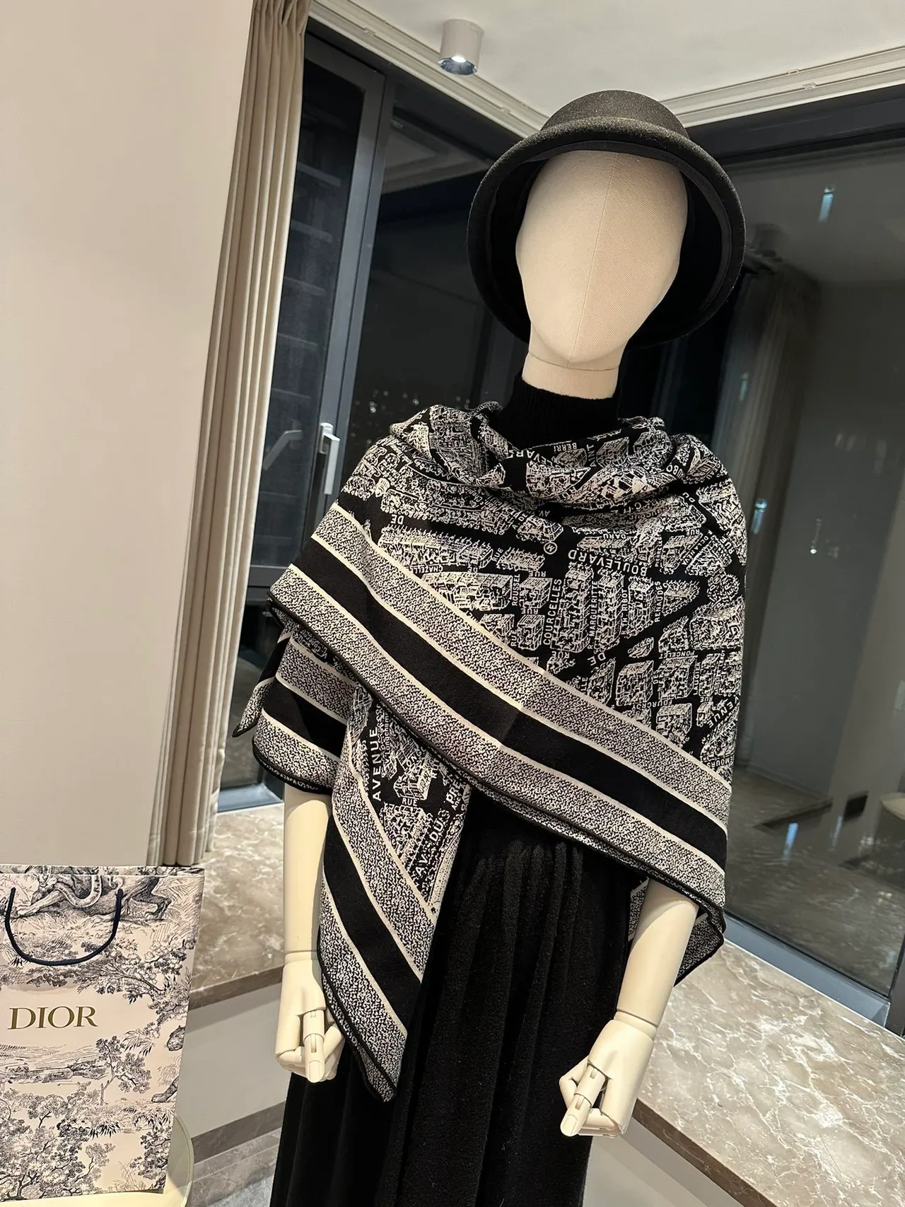 Robe Dior sans manches à col haut en maille côtelée 9