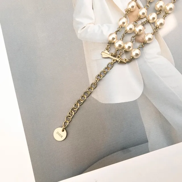 Dior Toile de Jouy Papillon Collier Or Mat et Perle Résine Blanche 3