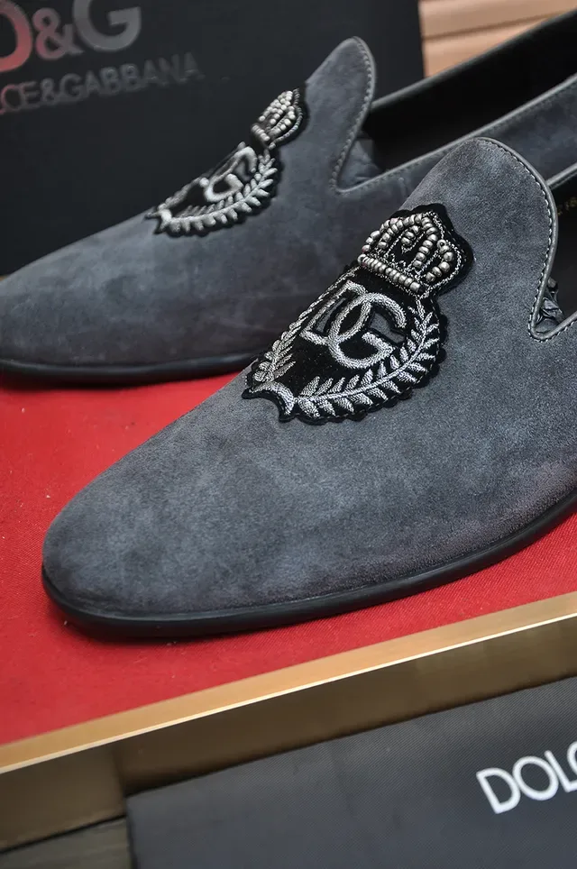 Dolce & Gabbana 刺绣 Crest 炭灰麂皮乐福鞋 2