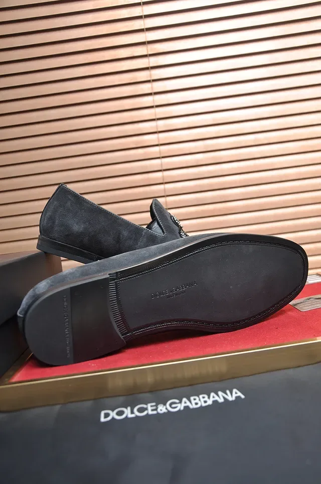 Dolce & Gabbana 刺绣 Crest 炭灰麂皮乐福鞋 3
