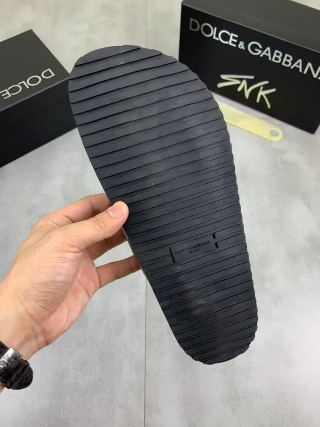 Dolce & Gabbana Chaussons Cuir Pebbled Gris et Noir à double bride 2