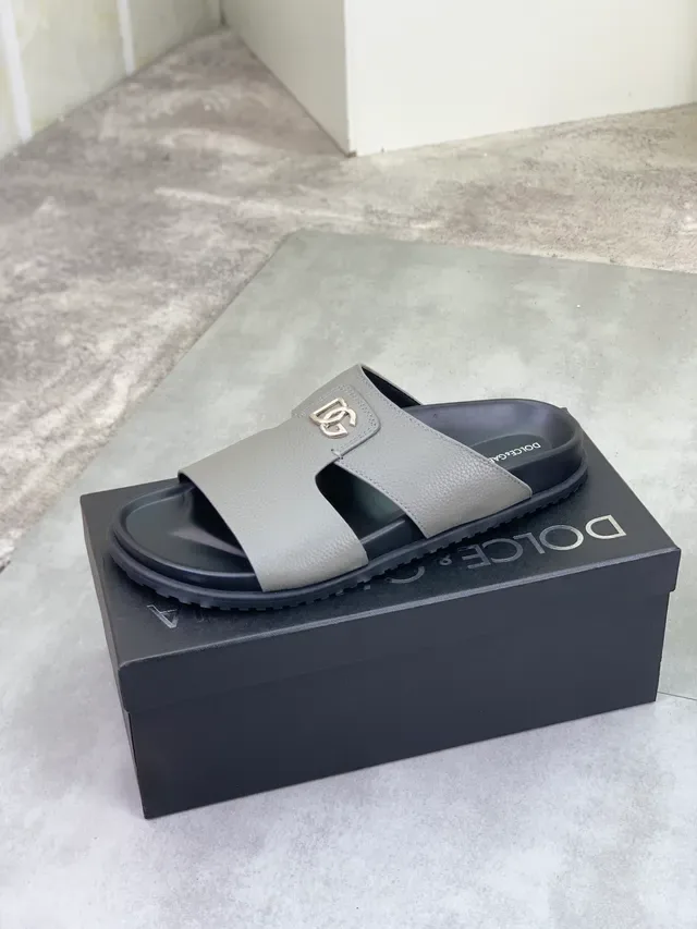 Dolce & Gabbana Chaussons Cuir Pebbled Gris et Noir à double bride 4