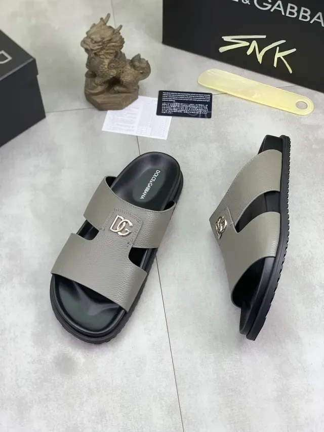 Dolce & Gabbana Chaussons Cuir Pebbled Gris et Noir à double bride 5