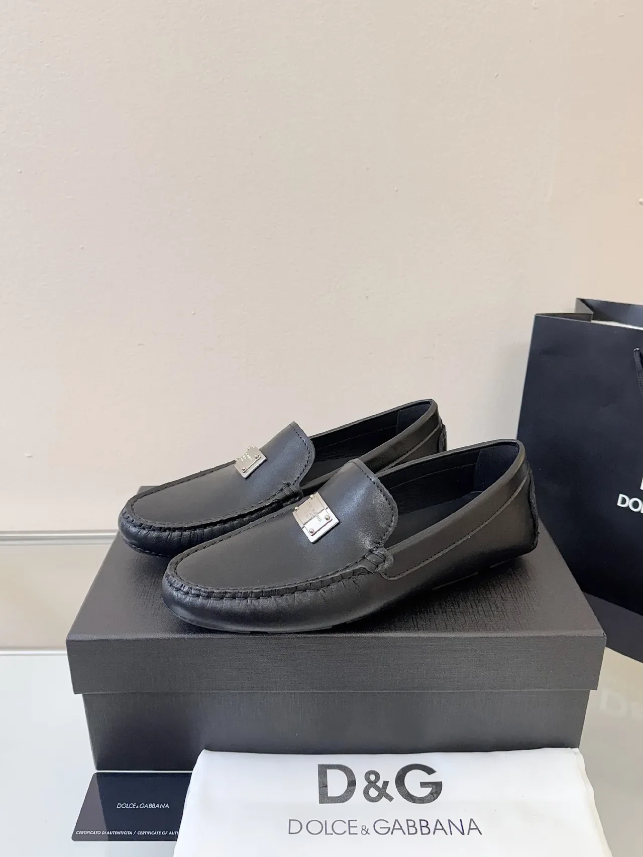 Dolce & Gabbana Portofino Loafers de Couro Preto com Placa de Metal 2