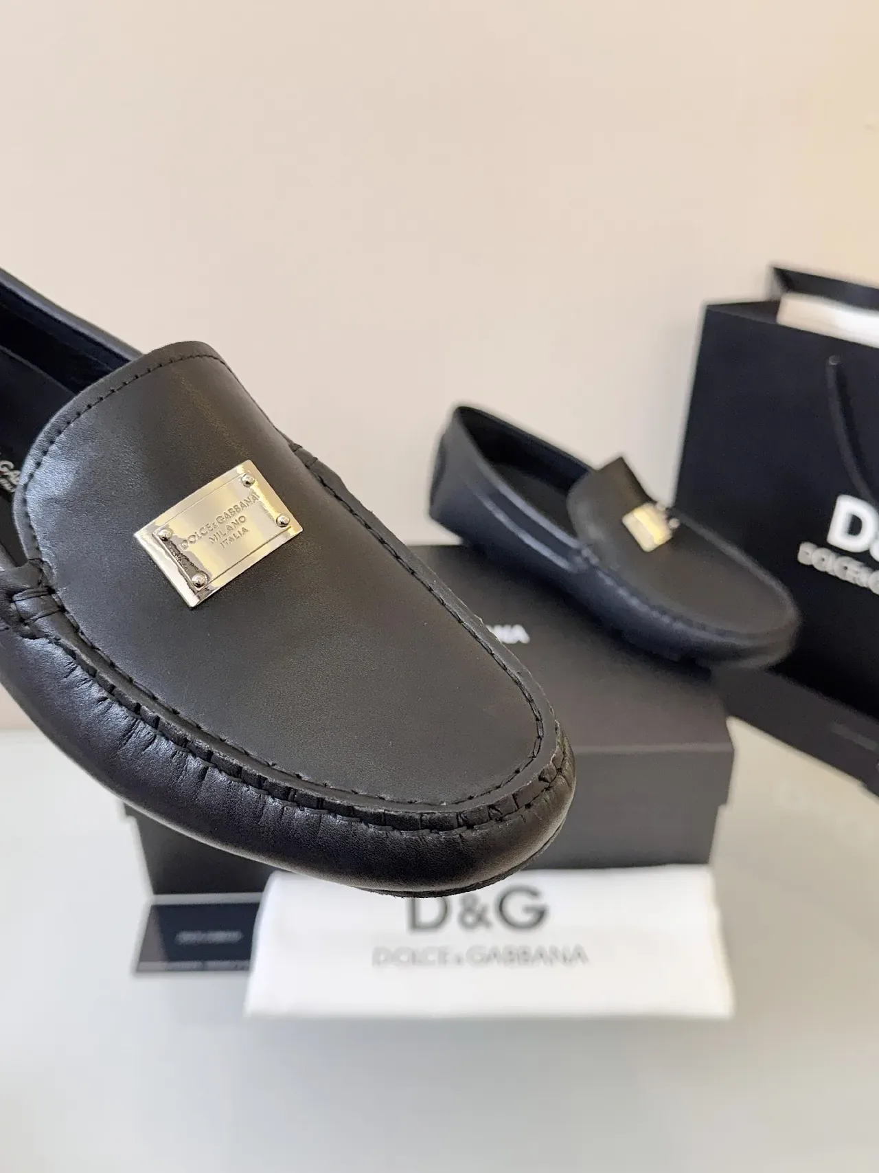 Dolce & Gabbana Portofino Loafers de Couro Preto com Placa de Metal 3