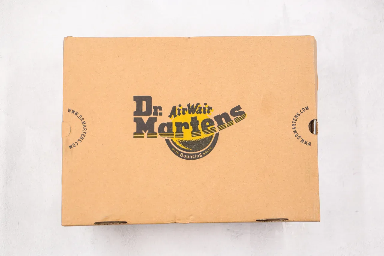 Dr. Martens 1460 কালো মসৃণ চামড়া হলুদ সেলাই মার্টিন বুট 9