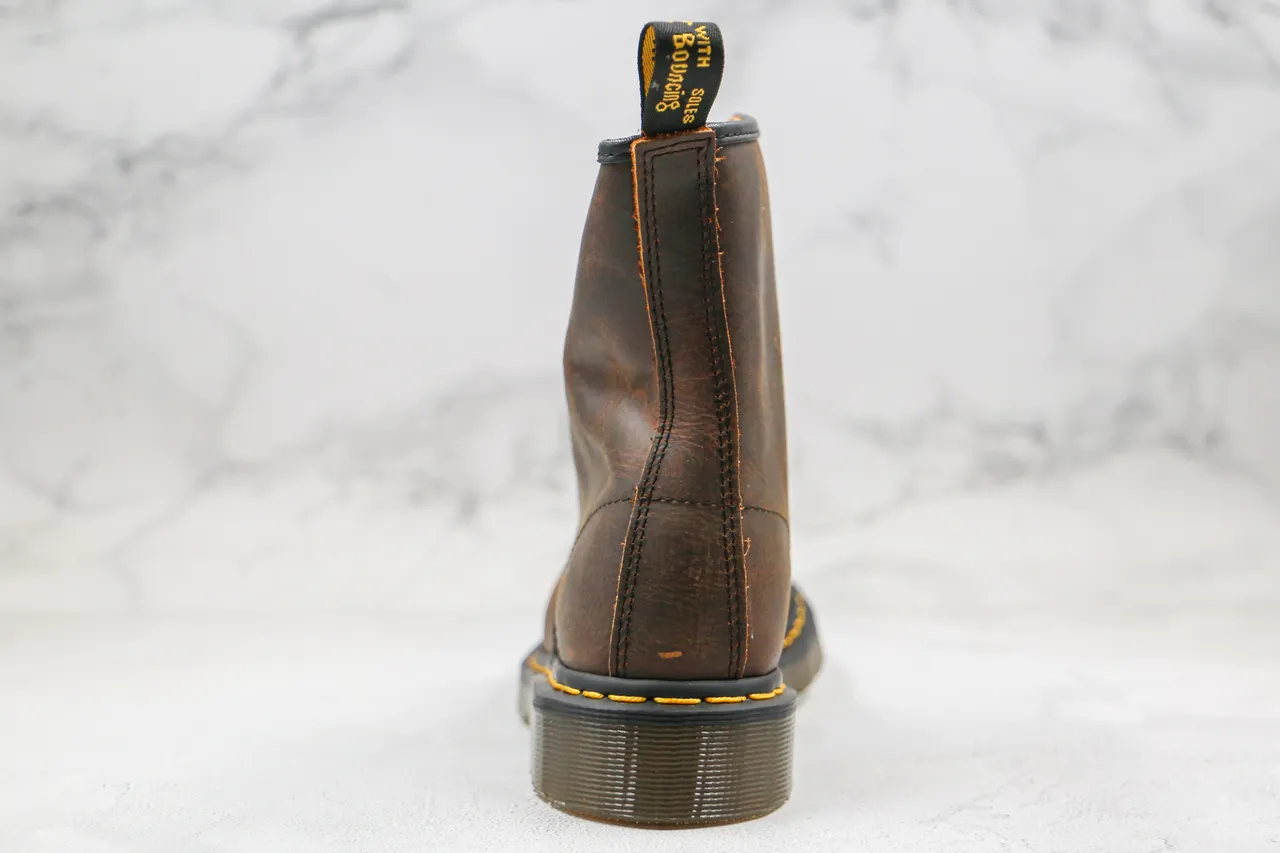 Dr. Martens 1460 Bota Martin de Couro Marrom Desgastado com 8 Olheiras 3