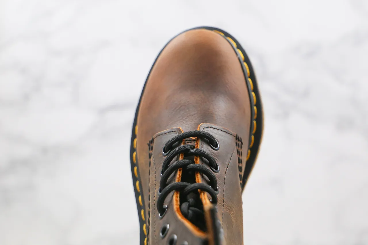 Dr. Martens 1460 Bota Martin de Couro Marrom Desgastado com 8 Olheiras 4