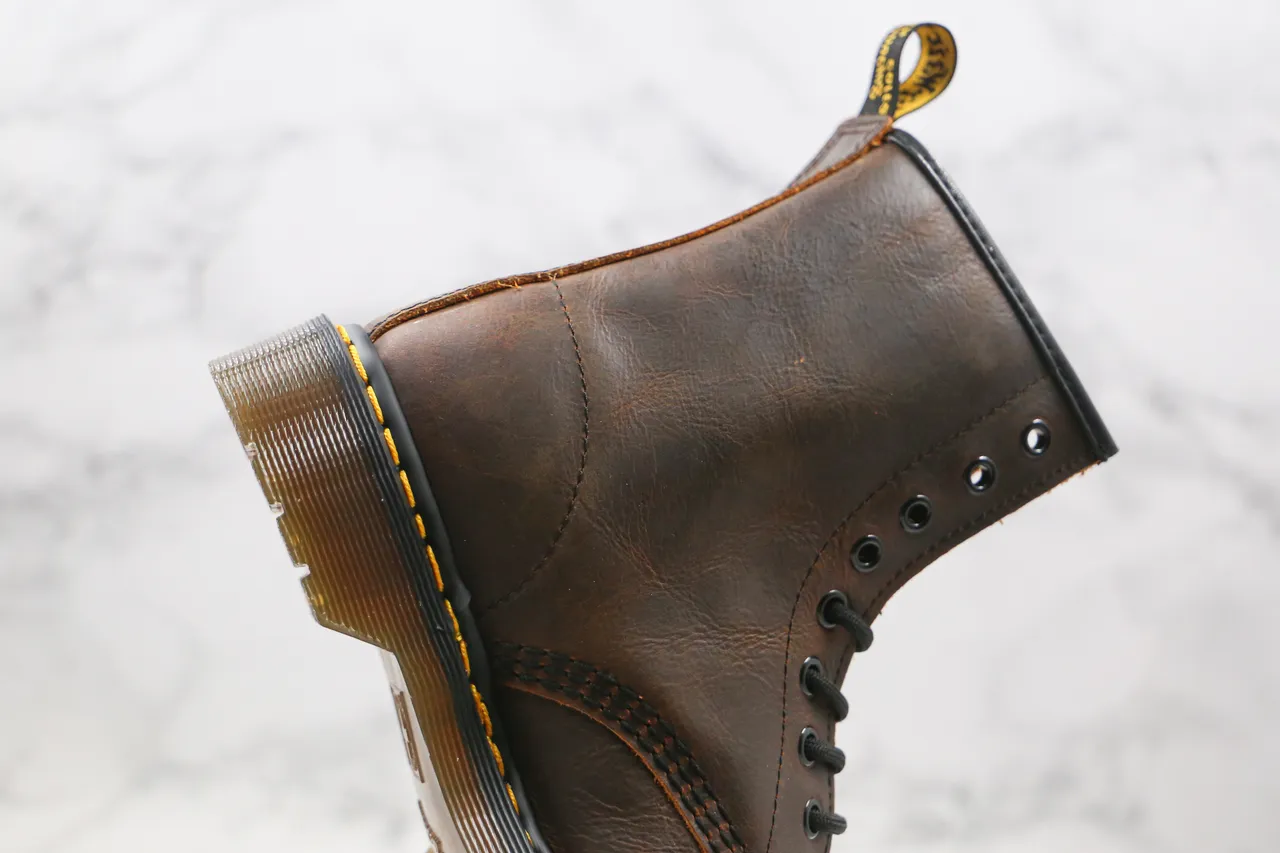Dr. Martens 1460 Bota Martin de Couro Marrom Desgastado com 8 Olheiras 6