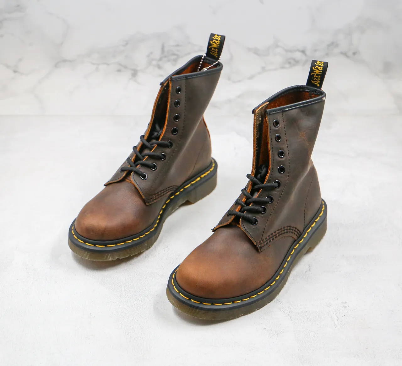 Dr. Martens 1460 Bota Martin de Couro Marrom Desgastado com 8 Olheiras 7