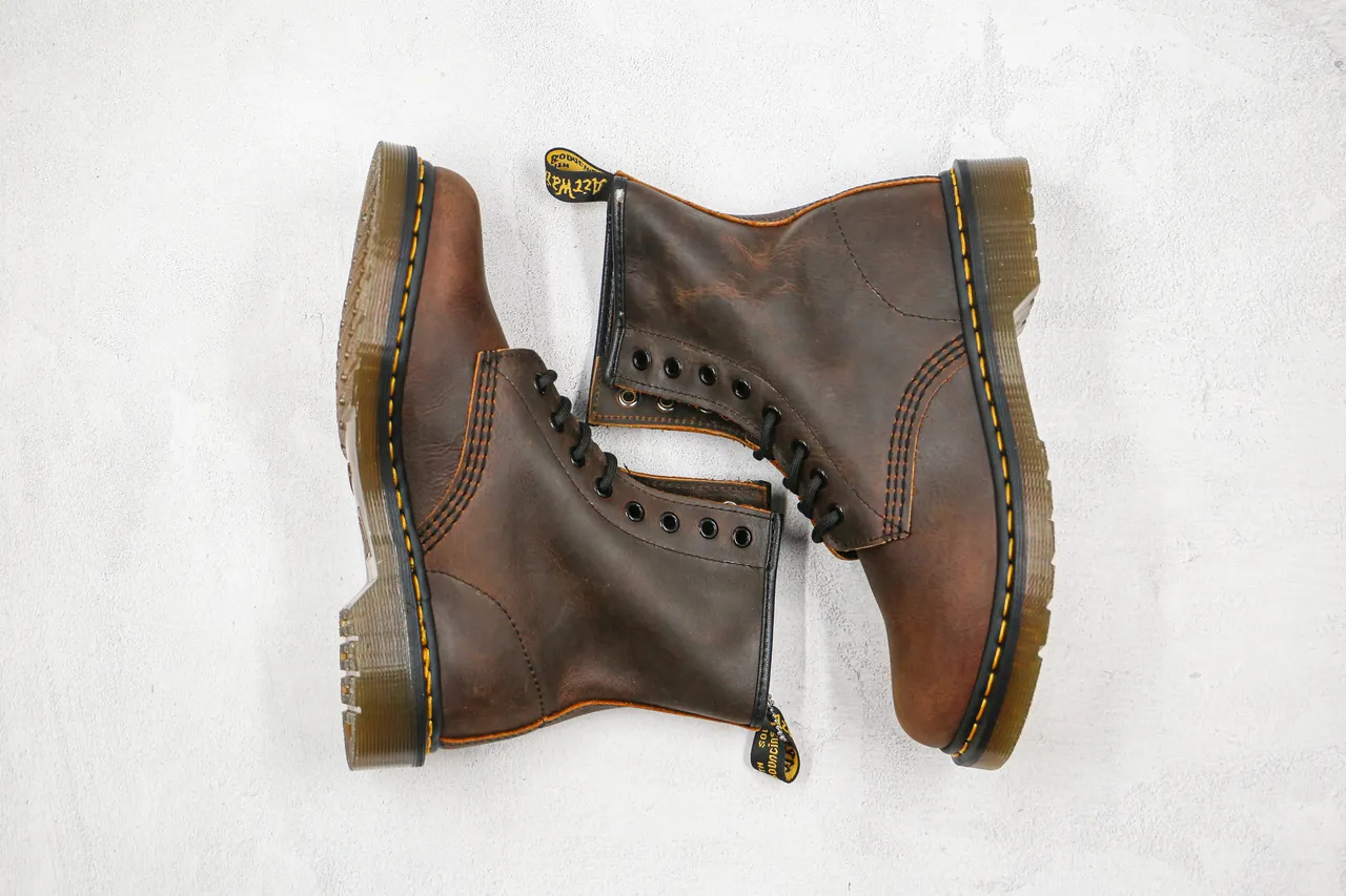 Dr. Martens 1460 Bota Martin de Couro Marrom Desgastado com 8 Olheiras 8