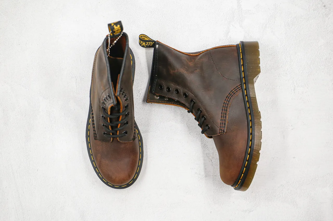Dr. Martens 1460 Bota Martin de Couro Marrom Desgastado com 8 Olheiras 9