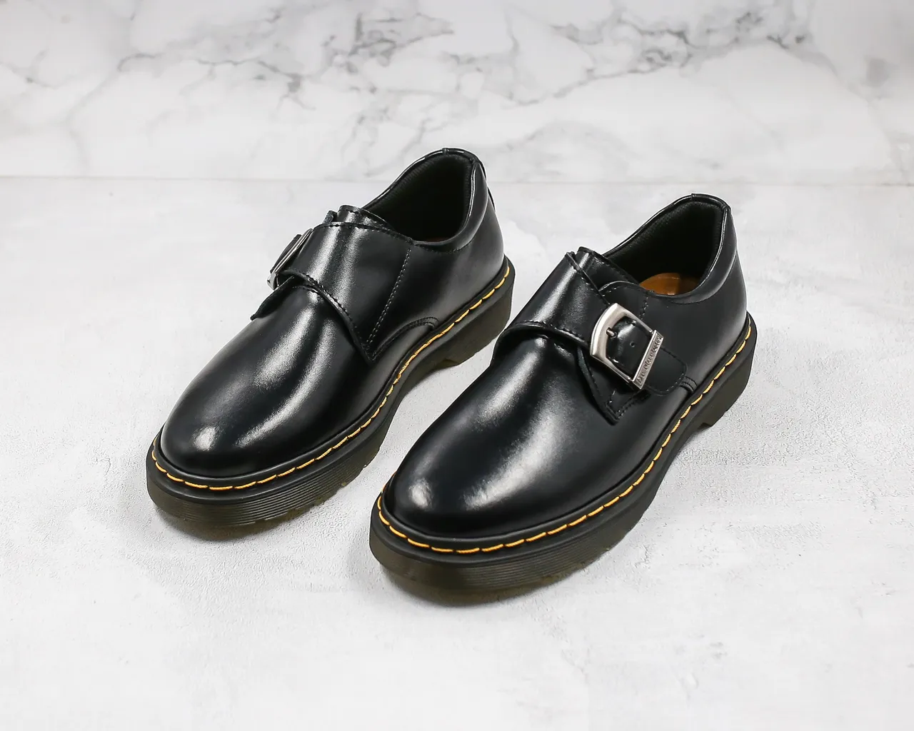 Dr. Martens 黑色黄色 穆勒鞋 扣带闭合 乐福鞋 7