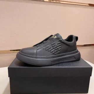 Emporio Armani কালো সোনা লেসহীন স্লিপ-অন এমবসড ঈগল মোটিফ লাইফস্টাইল স্নিকার্স