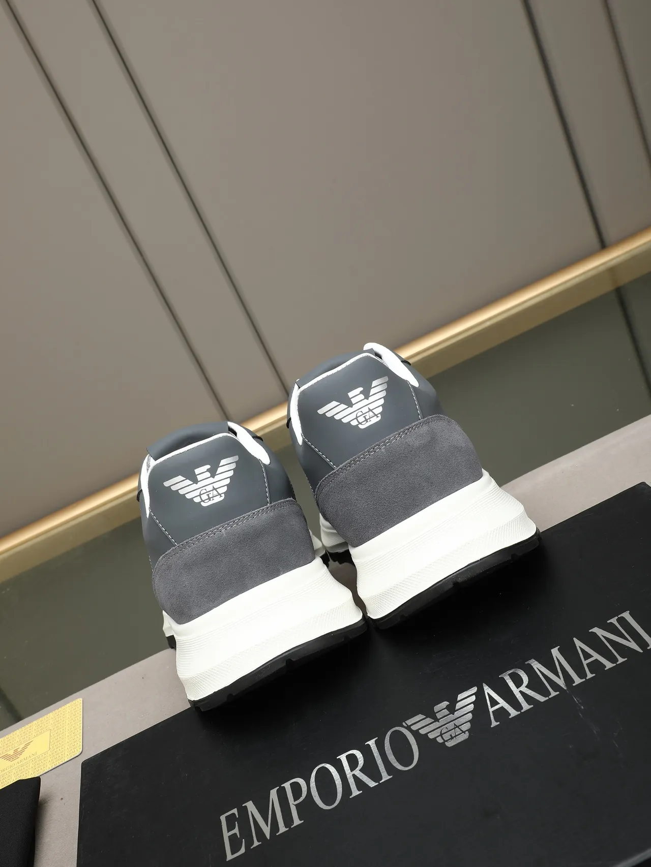 Emporio Armani حذاء رياضي رمادي من جلد مدبوغ شبكي مربوط بالأحزمة نمط حياة 2
