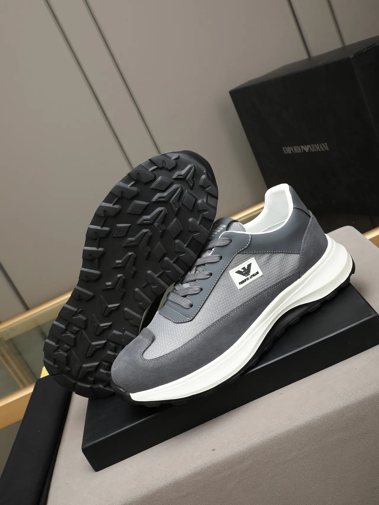 Emporio Armani حذاء رياضي رمادي من جلد مدبوغ شبكي مربوط بالأحزمة نمط حياة 3