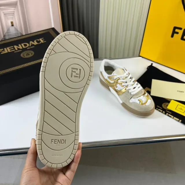 Fendi Bege Dourado Impressão Barroca Sobreposição Acentos Metálicos Tênis Lifestyle 2