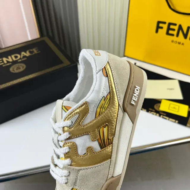 Fendi Bege Dourado Impressão Barroca Sobreposição Acentos Metálicos Tênis Lifestyle 3