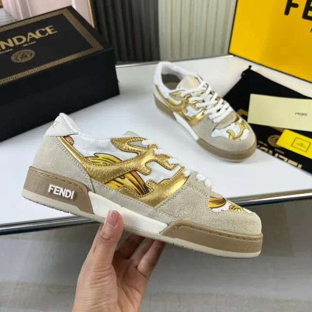 Fendi Bege Dourado Impressão Barroca Sobreposição Acentos Metálicos Tênis Lifestyle 4