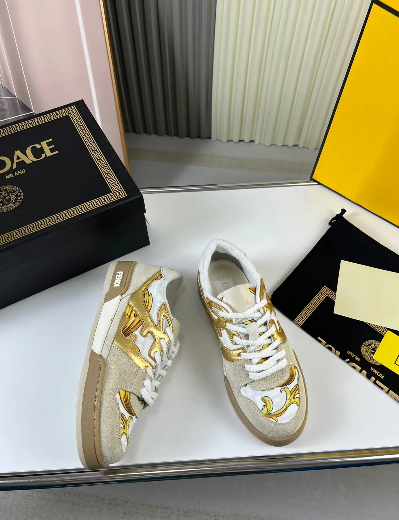 Fendi Bege Dourado Impressão Barroca Sobreposição Acentos Metálicos Tênis Lifestyle 5