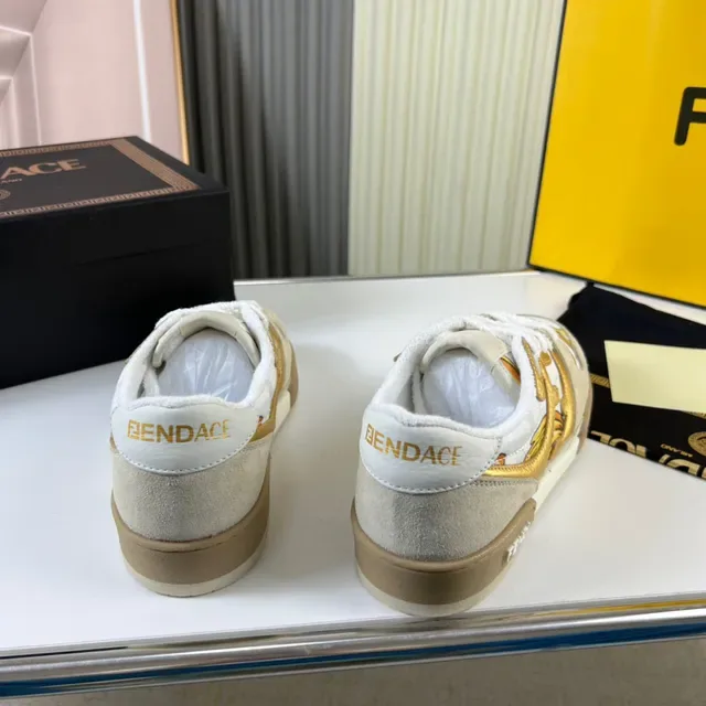 Fendi Bege Dourado Impressão Barroca Sobreposição Acentos Metálicos Tênis Lifestyle 6