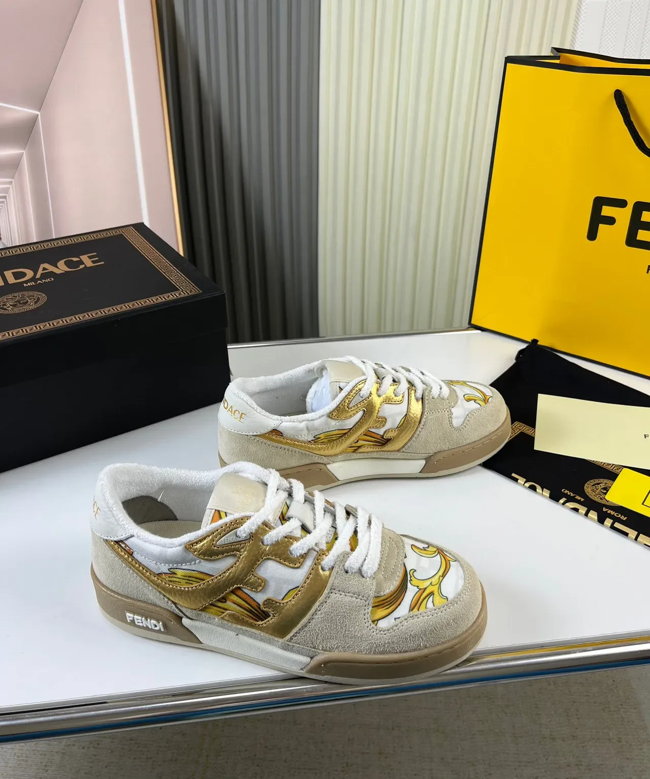 Fendi Bege Dourado Impressão Barroca Sobreposição Acentos Metálicos Tênis Lifestyle 8