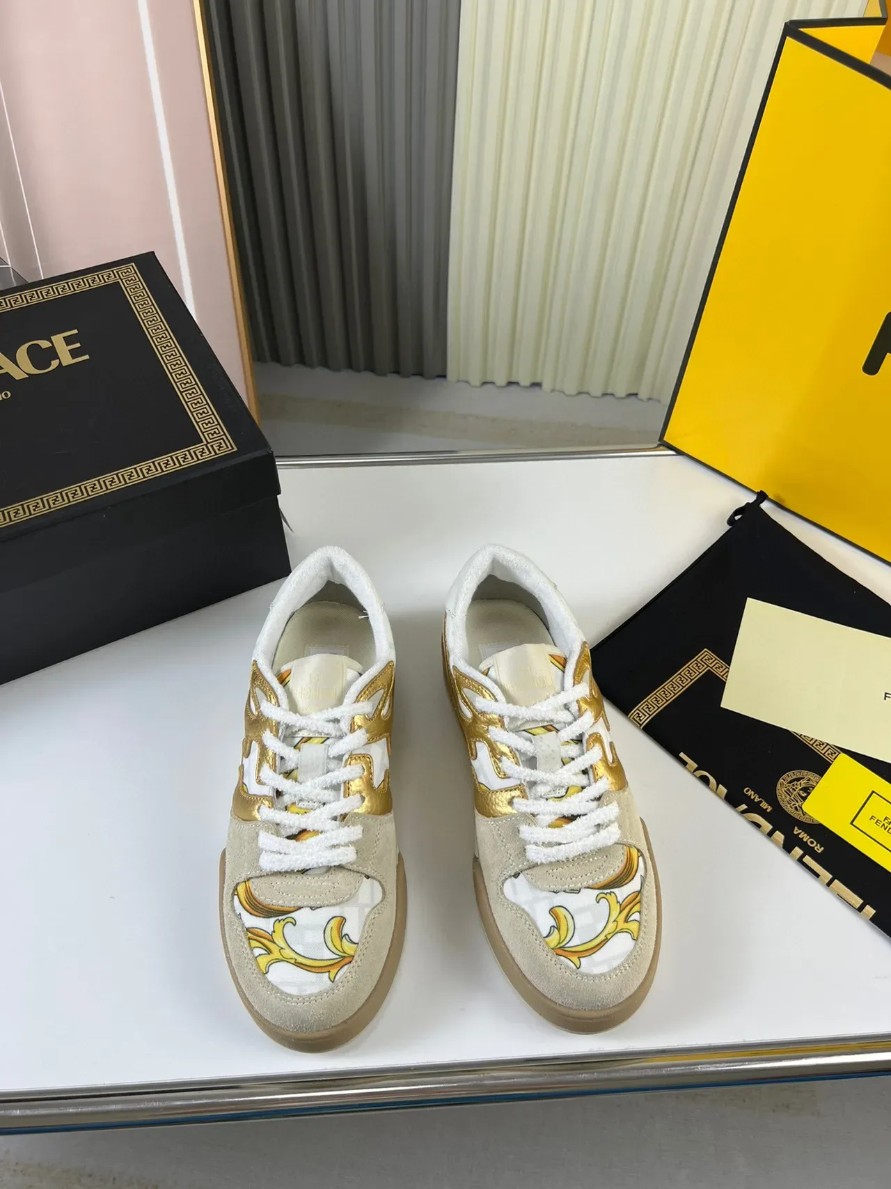 Fendi Bege Dourado Impressão Barroca Sobreposição Acentos Metálicos Tênis Lifestyle 9