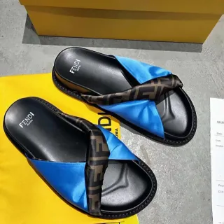 Fendi Chaussons noirs bleus à bride croisée accentués en satin