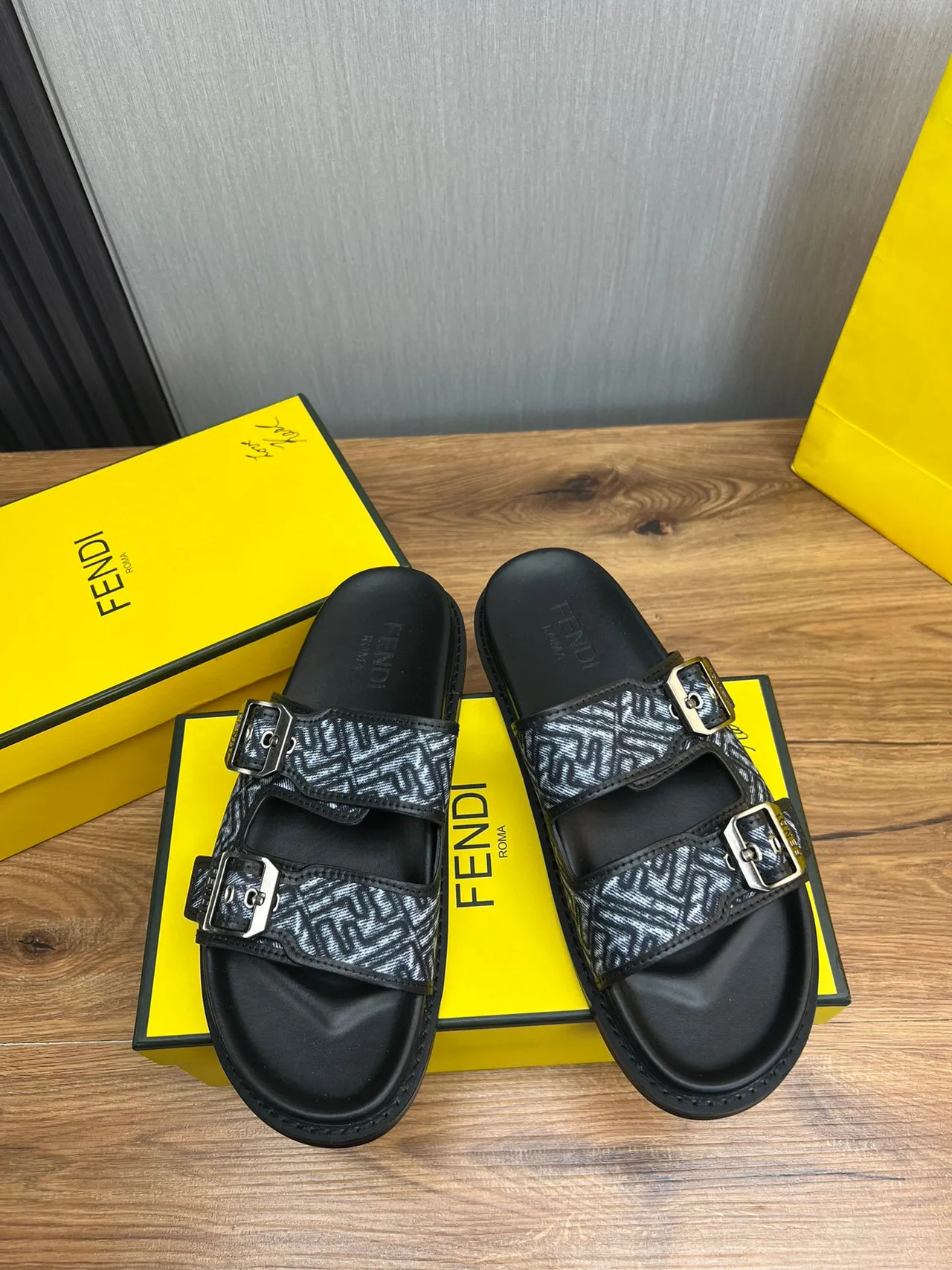 Fendi Sandália com Fivela Preta e Cinza FF Jacquard 2